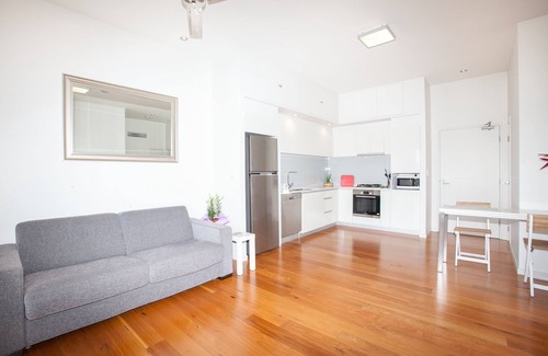 Hawthorne Apartamento | Moderno apartamento de una habitación en el piso superior, estacionamiento y conexión inalámbrica a pie a ferry, tiendas y cafés