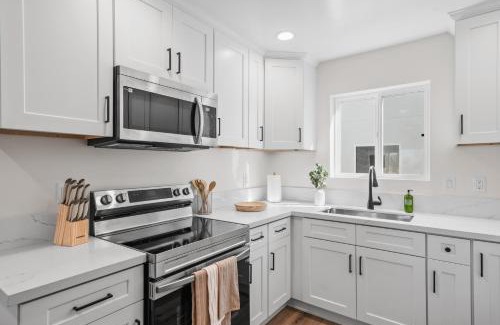 Lincoln Acres Apartamento | Modern Organic Retreat - New 2 Bed 2 Bath - Close to Beaches & Downtown