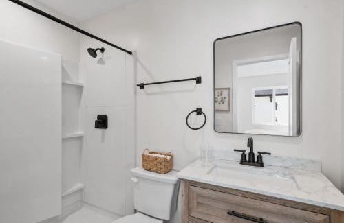 Lincoln Acres Apartamento | Modern Organic Retreat - New 2 Bed 2 Bath - Close to Beaches & Downtown