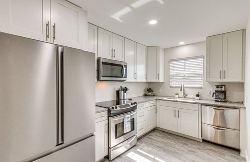 Northeast Pensacola Casa | Modern Pensacola Home ~ 6 Mi to Beach!