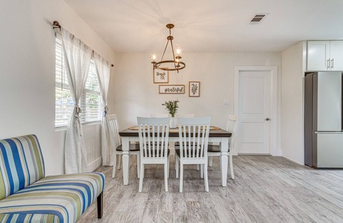 Northeast Pensacola Casa | Modern Pensacola Home ~ 6 Mi to Beach!