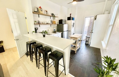 People's Freeway Casa | ⭐️ Modern | 💛 pets | Easy free parking | yard + King Bed