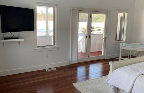 Moultonborough Casa | Modern private lakefront house w/ a/c wifi firepit