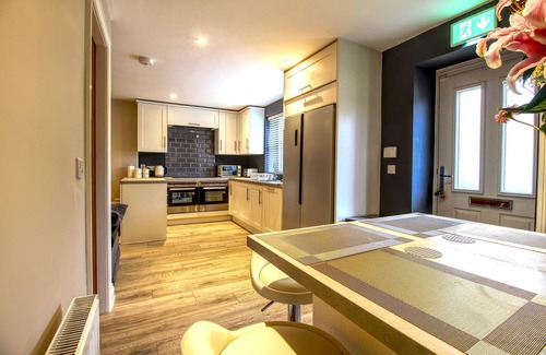 Huddersfield Casa | Modern property - great location with parking