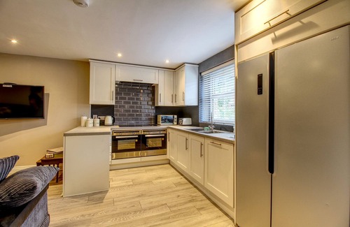 Huddersfield Casa | Modern property - great location with parking