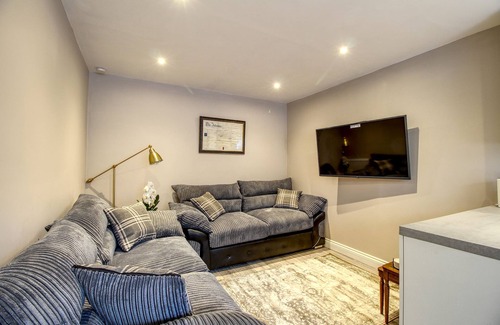 Huddersfield Casa | Modern property - great location with parking