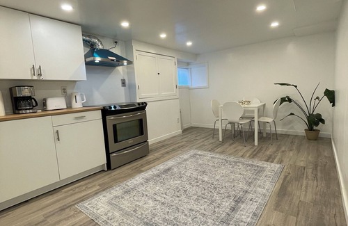 Kingston Casa | Modern & Quiet 2BR | Close to Queen’s & Downtown