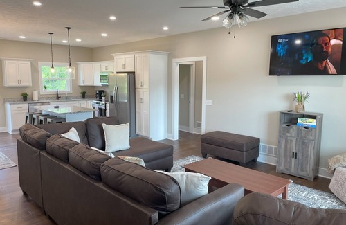 Elizabethtown Casa | Modern, Quiet, & Comfortable Stay - Near E-Town Sports Park, BluOval SK & Eats!