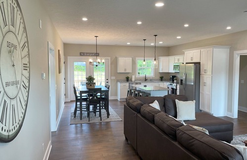 Elizabethtown Casa | Modern, Quiet, & Comfortable Stay - Near E-Town Sports Park, BluOval SK & Eats!
