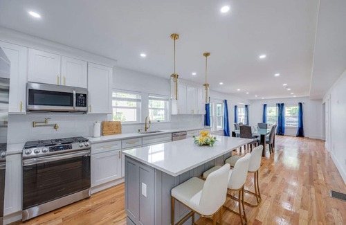 Milton Casa | Modern Red Door Haven +5mins to Boston public transportation, FREE Parking!!