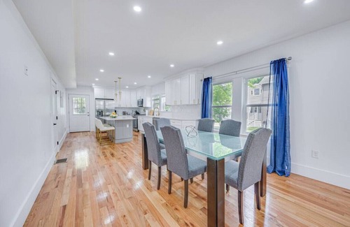 Milton Casa | Modern Red Door Haven +5mins to Boston public transportation, FREE Parking!!