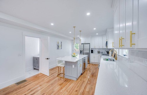 Milton Casa | Modern Red Door Haven +5mins to Boston public transportation, FREE Parking!!