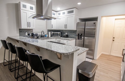 Dover Shores West Casa | Modern Relaxing Retreat w/ Pool, Fire pit, Game room