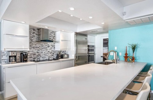 Raskin Estates Casa | Modern Retreat Minutes from Shopping Dining & Golf