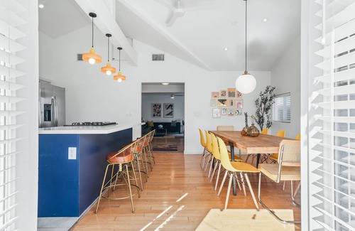 Hillcrest Casa | Modern Retro: Close to DT, Zoo, Sea world, Airport with Parking, Hot Tub
