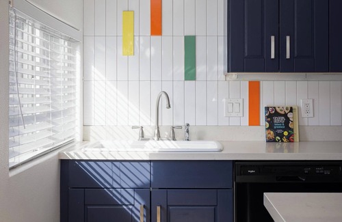 Hillcrest Casa | Modern Retro: Close to DT, Zoo, Sea world, Airport with Parking, Hot Tub