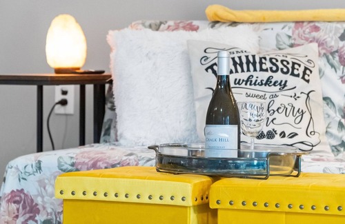 Clarksville Casa | Modern Romantic Barndominium with Hot Tub