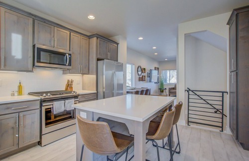Colorado Springs Apartamento | Modern Rooftop Patio New-build Townhome in COS
