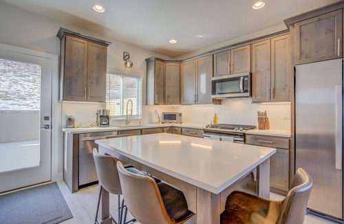 Colorado Springs Apartamento | Modern Rooftop Patio New-build Townhome in COS