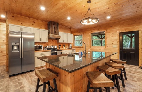 McArthur Cabina | Modern Rustic Retreat ~Newly Built Cabin w/EV charger, only 6mi to Ash Cave