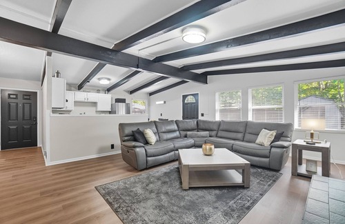 Columbus Casa | Modern Rustic Retreat | 5 Min to Airport