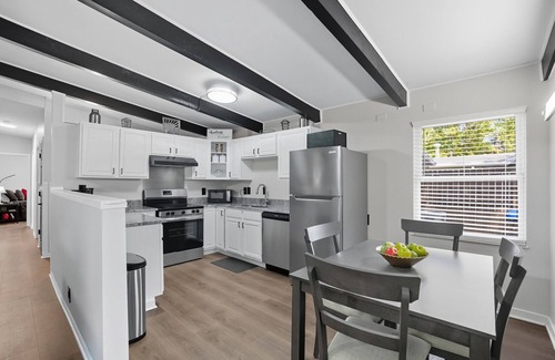 Columbus Casa | Modern Rustic Retreat | 5 Min to Airport