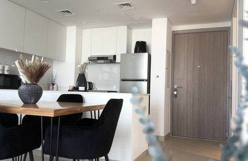 Sharjah Apartamento | Modern sanctuary with pool and gym access in downtown aljada