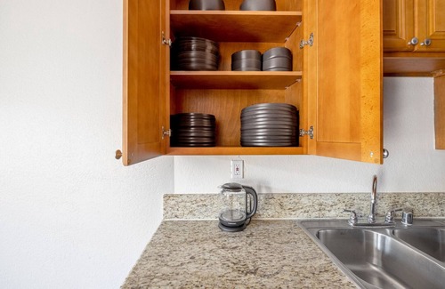 Sherman Oaks Apartamento | Modern Sherman Oaks 2BR w/ Gym, Courtyard, near WF + TJ, by Blueground