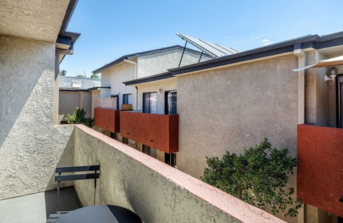 Sherman Oaks Apartamento | Modern Sherman Oaks 2BR w/ Gym, Courtyard, near WF + TJ, by Blueground
