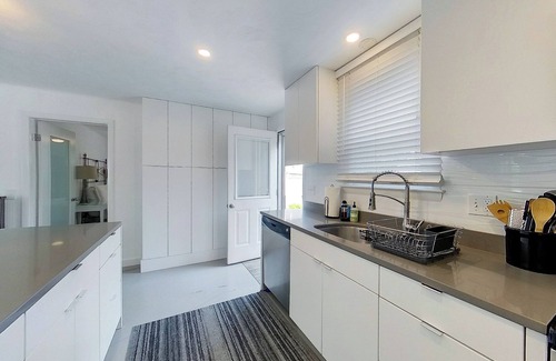 Newport East Cabaña | 🌊 Modern & Sleek Beach Cottage – Stylish getaway just minutes from Newport’s best beaches! ☀️🏡