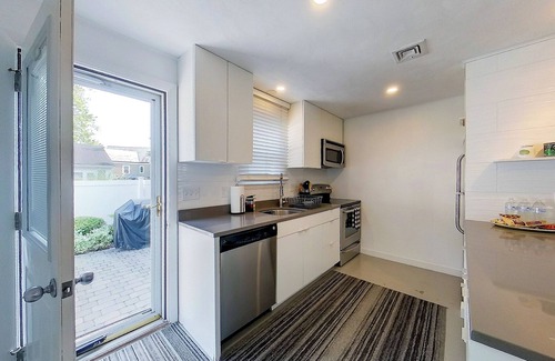 Newport East Cabaña | 🌊 Modern & Sleek Beach Cottage – Stylish getaway just minutes from Newport’s best beaches! ☀️🏡