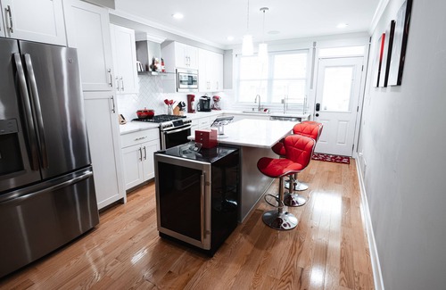 Canton Casa | Modern Smart Home w/Gourmet Kitchen, Peloton & King Suite with Rooftop Deck