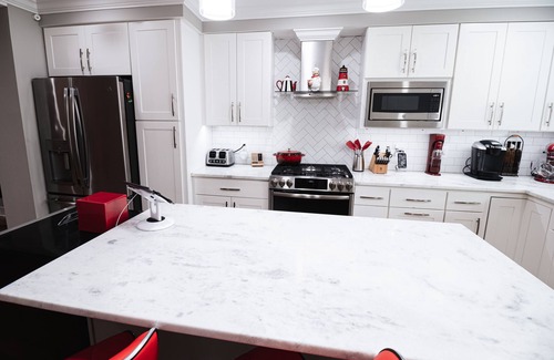 Canton Casa | Modern Smart Home w/Gourmet Kitchen, Peloton & King Suite with Rooftop Deck