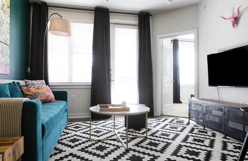 West Congress Apartamento | Modern SoCo CozySuites w/ 2 Pools! #01