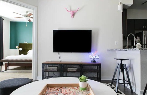 West Congress Apartamento | Modern SoCo CozySuites w/ 2 Pools! #01