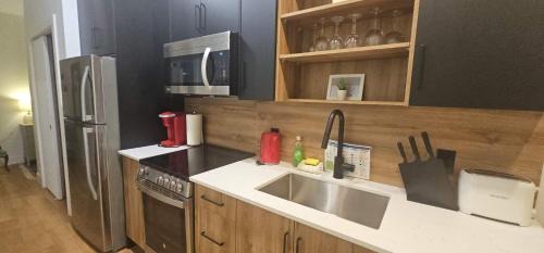 Downtown Halifax Apartamento | Modern Sophistication at Harbor's Edge, AC, Unit 413