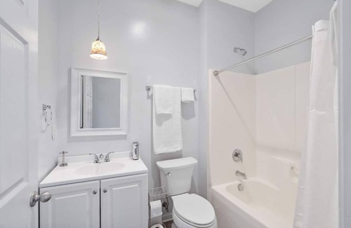 East Durham Casa | Modern| Spacious 3BR + 2B| 5 mins to DT Durham