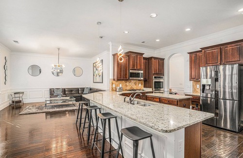 Hampton Casa | Modern Spacious 5-bedroom house in welcoming gated community in Hampton