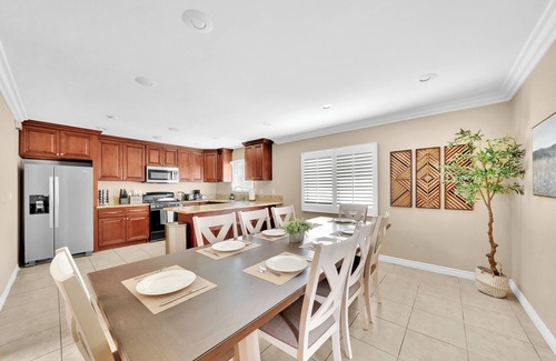 Midway City Casa | Modern Spacious Central 5 bedroom Pool House with Spa