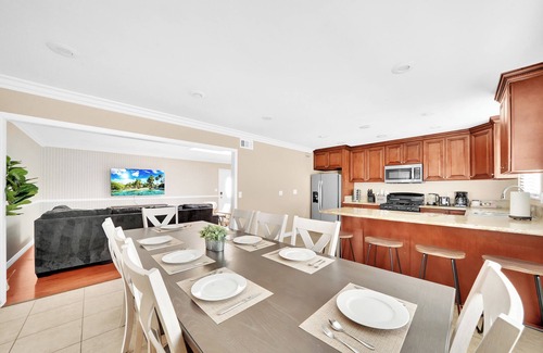 Midway City Casa | Modern Spacious Central 5 bedroom Pool House with Spa