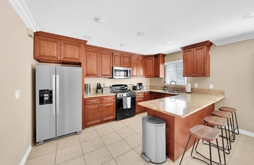 Midway City Casa | Modern Spacious Central 5 bedroom Pool House with Spa