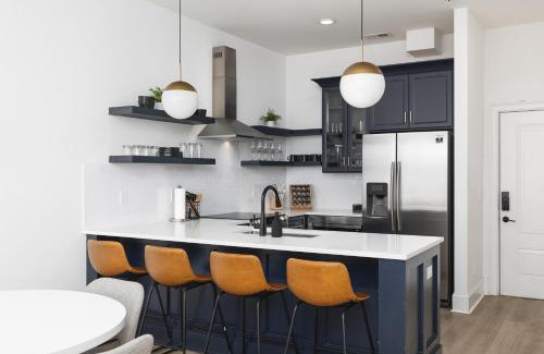 Cleveland Park Apartamento | Modern Spacious Condo with Parking by Downtown Broadway