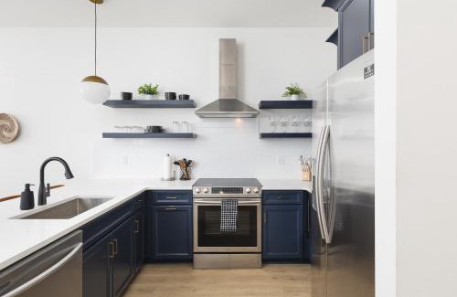 Cleveland Park Apartamento | Modern Spacious Condo with Parking by Downtown Broadway