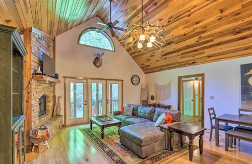 Florence Casa | Modern, Spacious Florence Retreat w/ Fire Pit
