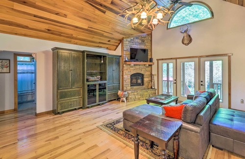 Florence Casa | Modern, Spacious Florence Retreat w/ Fire Pit