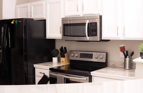 Prosperity Church Road Casa | Modern & Spacious Townhome in University Area