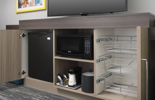 Seybold Hotel | Modern Stay | 1 King Bed | Near Miami Airport East