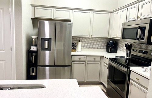 South Arlington Casa | Modern stay near AT&T stadium & all entertainments.