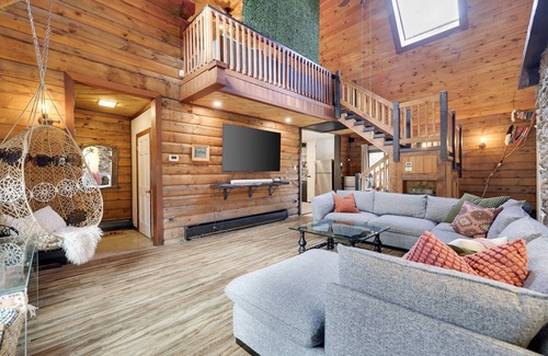 Drums Cabina | Modern Storybook Cottage near Poconos, 1.5 Acre Beautiful Mountainside Property!