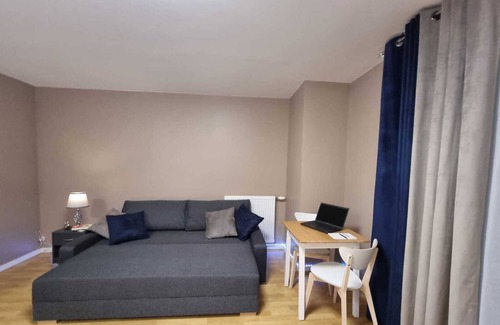 Gennevilliers Apartamento | Modern Studio with Balcony, Ideal for Pros and Tourists, Near Paris (32m²)